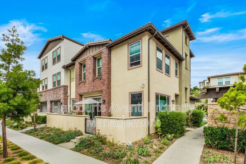Highly upgraded 3 Bed 3 Bath Townhome with Resort Style Amenities property image