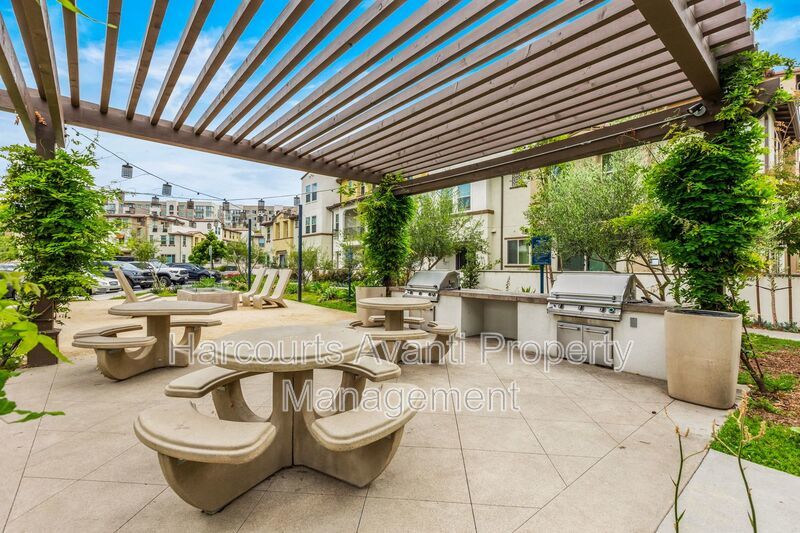 Highly upgraded 3 Bed 3 Bath Townhome with Resort Style Amenities property image